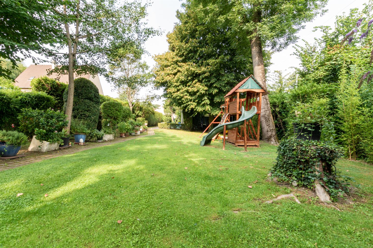 Jardin avec jeux pour enfants