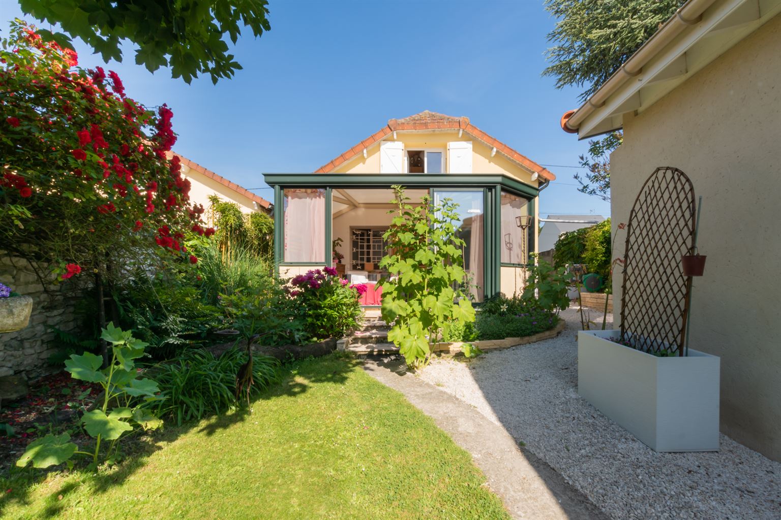 Maison avec veranda verte